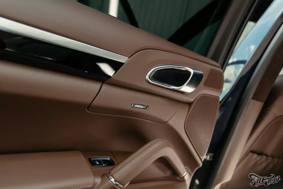 Частичный пошив салона Porsche Cayenne в кожу, полировка и керамика кузова
